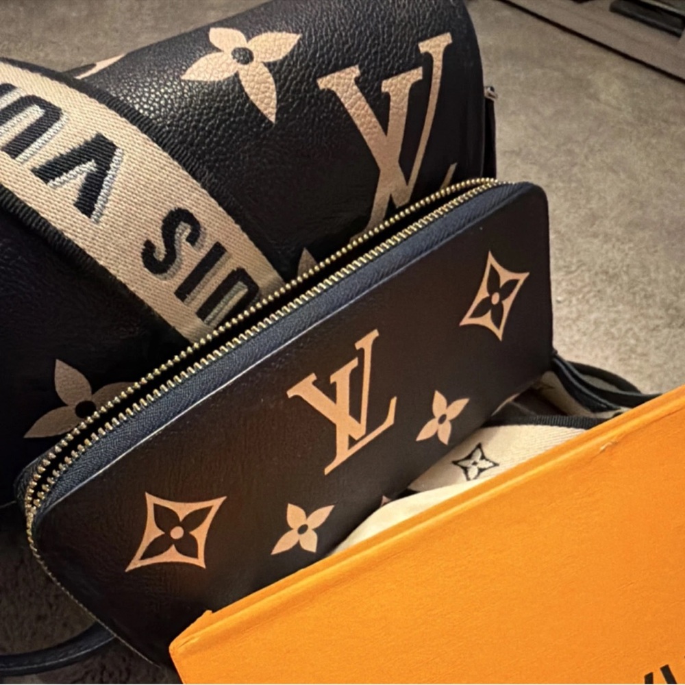 Louis Vuitton Navy and Cream Monogram Shoulder Bag with bonus wallet. Excellent - Picture 2 of 8
